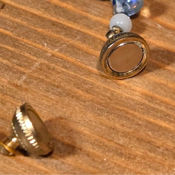 Blue & White Glass Bead Bracelet With Magnetic Gold Clasp - Picture 5 of 6